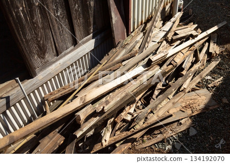 拆除工地上舊房子的廢料 拆除工地上舊房子的廢料 134192070