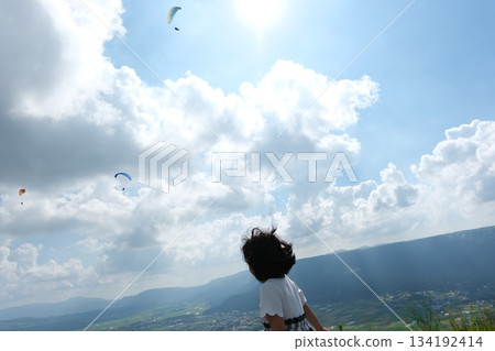 抬頭望去，可以看到滑翔傘在藍天中翱翔。 134192414