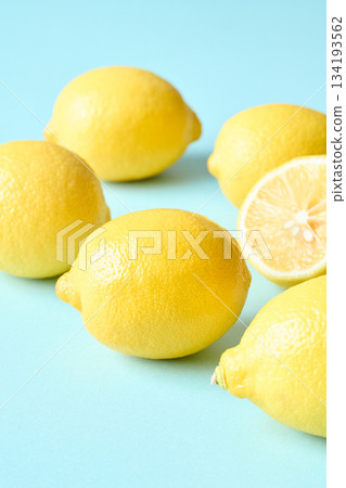 淺藍色背景上的檸檬 淺藍色背景上的檸檬 134193562