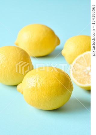 淺藍色背景上的檸檬 134193563