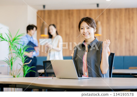 在辦公室使用筆記本電腦的女商人 134193578