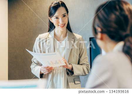 開會的商務人士 134193616