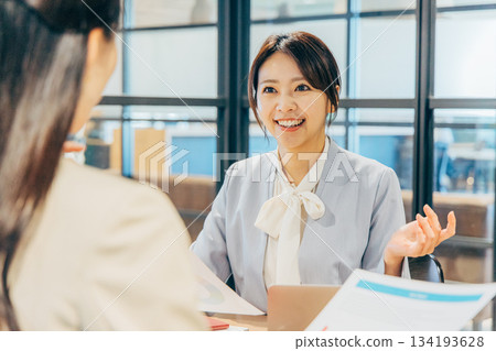 做會議的女商人 134193628