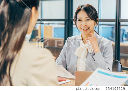 做會議的女商人 134193629