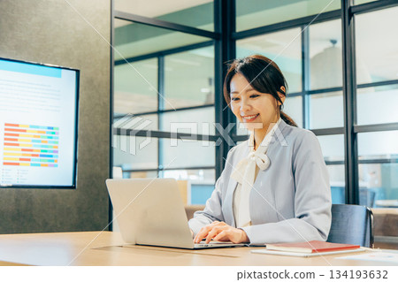 一名女士在辦公室召開線上會議 134193632