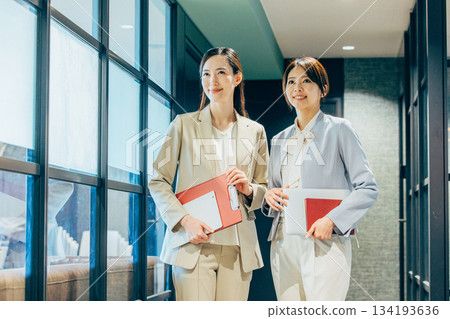 辦公室女性套裝 134193636