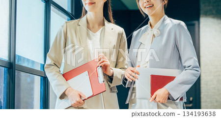 辦公室女性套裝 134193638