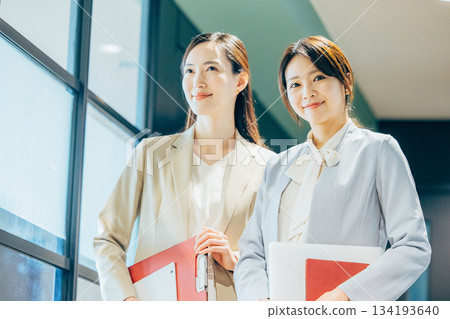 辦公室女性套裝 134193640