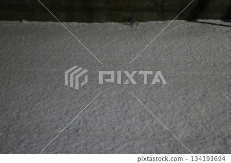 一條被雪覆蓋的狹窄道路 134193694