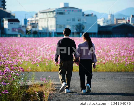 一對情侶在宇宙田野中約會 134194076