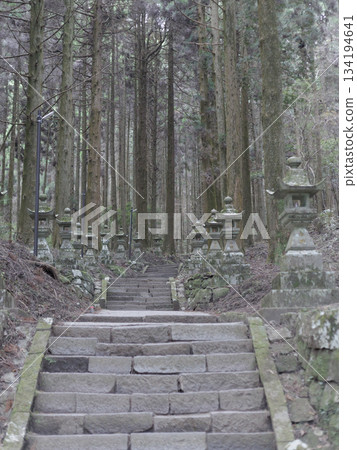深秋時節，通往上色見熊之參神社的石階。 134194641