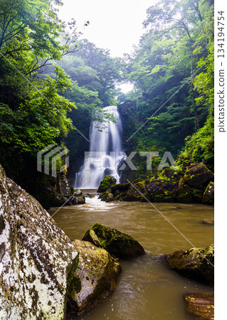 [Akita Prefecture_Naso Shirataki] The thunderous sound of Shirataki waterfalls greets you with a powerful yet refreshing feeling 134194754