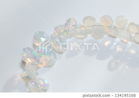 埃塞俄比亞蛋白石水滴形寶石 | 天然蛋白石材，呈現柔和閃爍的變彩效果 134195108