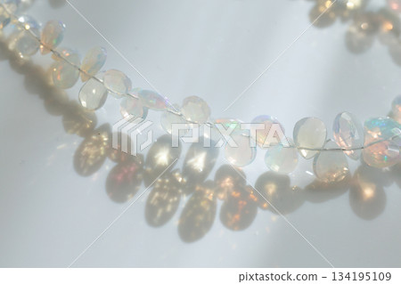 埃塞俄比亞蛋白石水滴形寶石 | 天然蛋白石材，呈現柔和閃爍的變彩效果 134195109