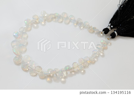 埃塞俄比亞蛋白石水滴形寶石 | 天然蛋白石材，呈現柔和閃爍的變彩效果 134195116