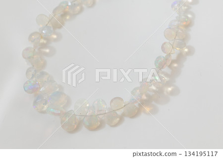 埃塞俄比亞蛋白石水滴形寶石 | 天然蛋白石材，呈現柔和閃爍的變彩效果 134195117