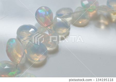 埃塞俄比亞蛋白石水滴形寶石 | 天然蛋白石材，呈現柔和閃爍的變彩效果 134195118