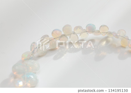 埃塞俄比亞蛋白石水滴形寶石 | 天然蛋白石材，呈現柔和閃爍的變彩效果 134195130