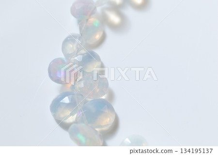 埃塞俄比亞蛋白石水滴形寶石 | 天然蛋白石材，呈現柔和閃爍的變彩效果 134195137