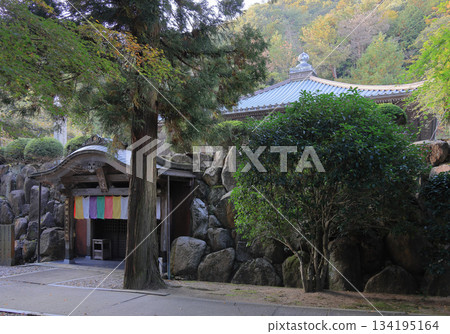 秋日景色，大久保寺（四國巡禮第88座寺院）沙步道場地下聖殿－大師殿入口處 134195164
