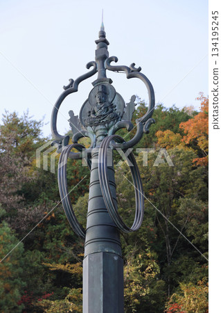 四國巡禮之秋,第88座寺院,大久保寺,北丈堂屋頂上懸掛著巨大的錫杖,秋葉正值盛放。 四國巡禮之秋,第88座寺院,大久保寺,北丈堂屋頂上懸掛著巨大的錫杖,秋葉正值盛放。 134195245