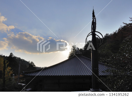 秋日黃昏，四國巡禮第88座寺院－大久保寺，大師殿和北條殿盡收眼底。 134195262