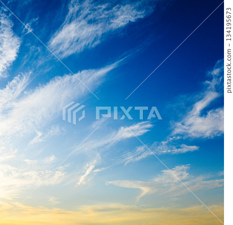 藍天、雲彩和日落構成了一幅壯麗的景色 134195673