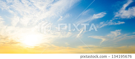 藍天、雲彩和日落構成了一幅壯麗的景色 134195676