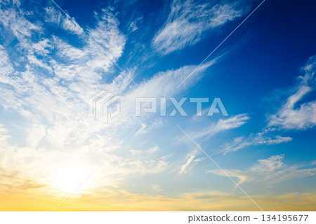 藍天、雲彩和日落構成了一幅壯麗的景色 134195677