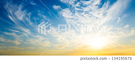 藍天、雲彩和日落構成了一幅壯麗的景色 134195678
