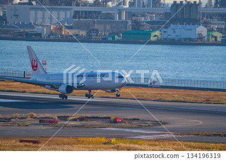 【東京】羽田機場客機降落 134196319