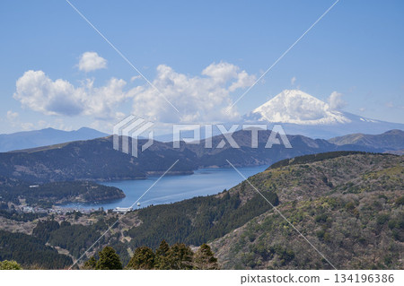 從神奈川縣箱根市大觀山眺望富士山和蘆之湖 從神奈川縣箱根市大觀山眺望富士山和蘆之湖 134196386