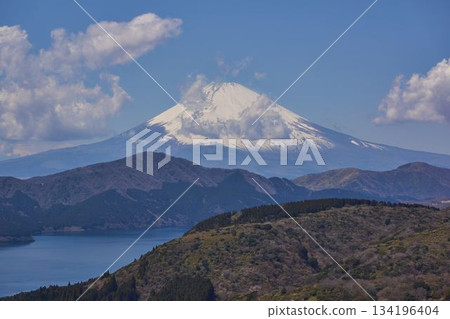 從神奈川縣箱根市大觀山眺望富士山和蘆之湖 從神奈川縣箱根市大觀山眺望富士山和蘆之湖 134196404