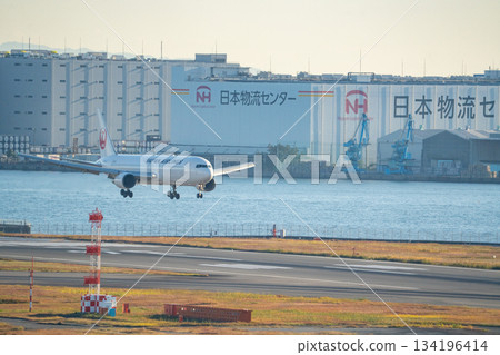 【東京】羽田機場景色:一架客機準備降落 【東京】羽田機場景色:一架客機準備降落 134196414