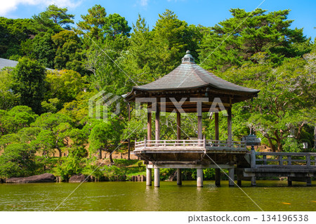 千葉縣成田市成田山公園的浮見堂和綠意盎然的龍池，以及公園內的浮見堂和龍池。 134196538