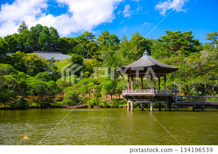 千葉縣成田市成田山公園的浮見堂和綠意盎然的龍池，以及公園內的浮見堂和龍池。 134196539