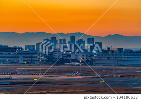 【東京】夕陽下的羽田機場景色。一架停放的客機。 【東京】夕陽下的羽田機場景色。一架停放的客機。 134196618