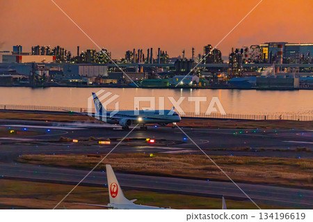 【東京】夕陽下的羽田機場景色。一架停放的客機。 134196619