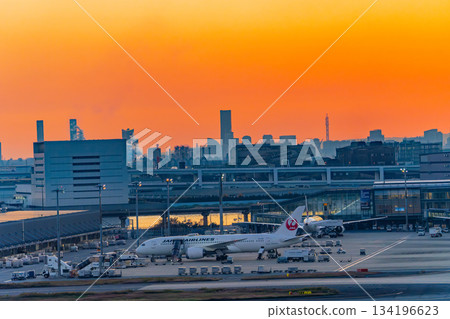 【東京】夕陽下的羽田機場景色。一架停放的客機。 【東京】夕陽下的羽田機場景色。一架停放的客機。 134196623