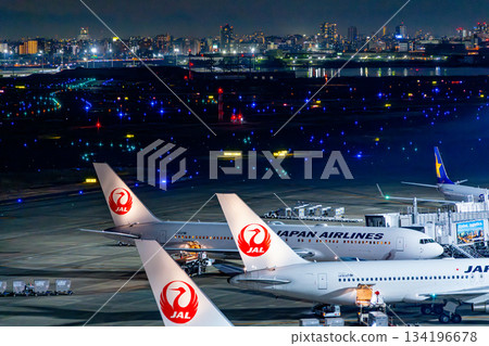 【東京】羽田機場,夕陽西下,一架停泊的客機靜靜佇立。 【東京】羽田機場,夕陽西下,一架停泊的客機靜靜佇立。 134196678