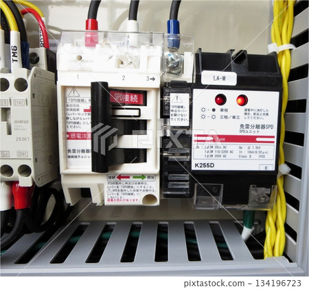 用於操作機械的電子設備和繼電器電路的控制面板 134196723