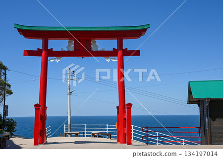 山口縣的元之隅神社,藍天白雲,陽光燦爛,紅色的鳥居構成了一幅美麗的景象。 山口縣的元之隅神社,藍天白雲,陽光燦爛,紅色的鳥居構成了一幅美麗的景象。 134197014
