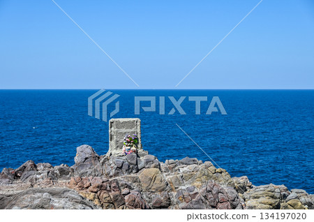 Motonosumi Shrine in Yamaguchi Prefecture, a beautiful sight with blue skies, summer sunshine, and the red torii gate 134197020