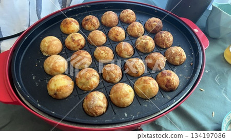 章魚燒平底鍋上的章魚燒俯視圖 134197086