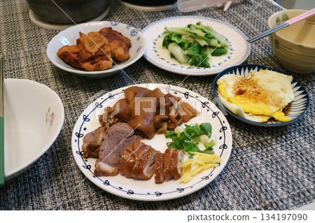 俯拍的傳統中式餐點 134197090