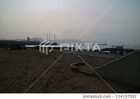 台灣工業背景海灘 134197092
