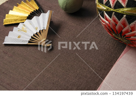 日式背景，小扇子和櫻花枝點綴著春天 134197439