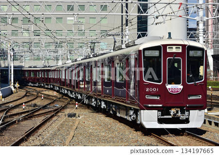 阪急神戶線2000系列車開往大阪梅田 134197665