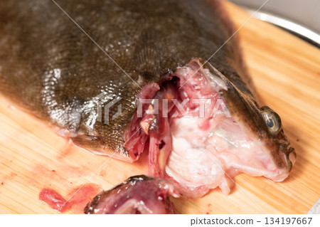 在砧板上剔除比目魚魚片的圖片 在砧板上剔除比目魚魚片的圖片 134197667
