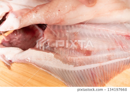 在砧板上剔除比目魚魚片的圖片 在砧板上剔除比目魚魚片的圖片 134197668